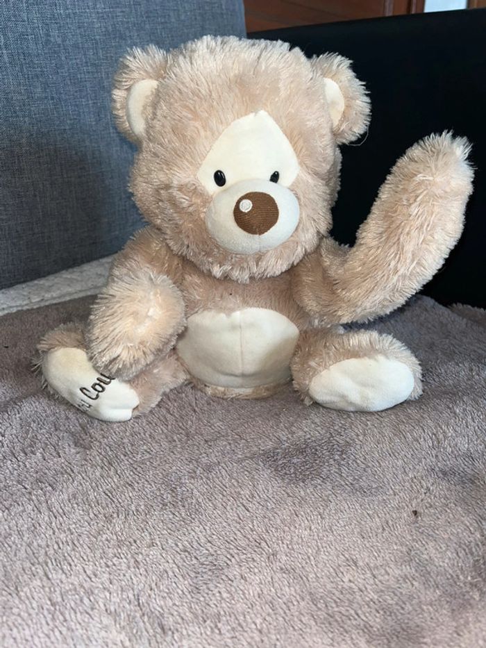Ourson qui dit « coucou »