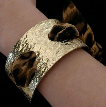 Bracelet original métal plissé et tissu imprimé léopard tendance