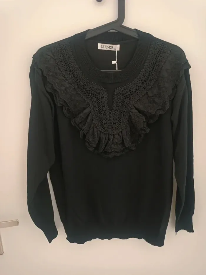 Pull noir dentelle noire et volants Taille M/L Neuf avec étiquette - photo numéro 2