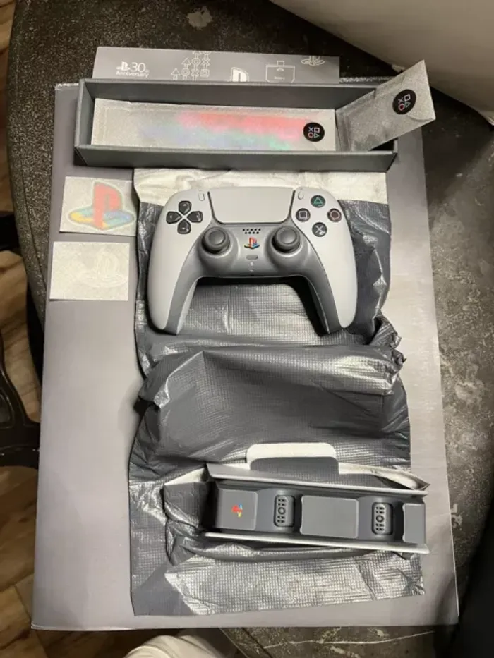 Lot Playstation 5 Pro 30ème anniversaire édition limitée - photo numéro 7