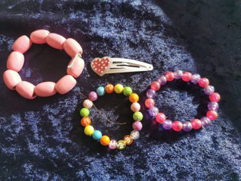 Lot de 3 bracelets de perles et 1 barette pour fille