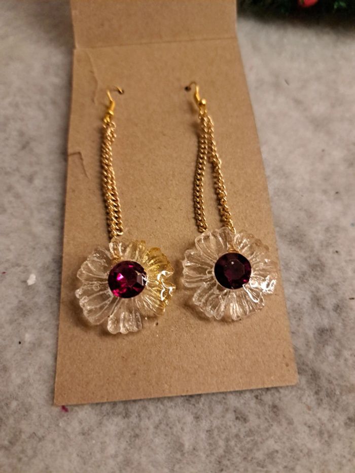 Boucles d'oreilles pendante en résine Marguerite - photo numéro 4