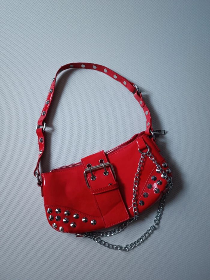Sac vinyl rouge clouté avec chaines