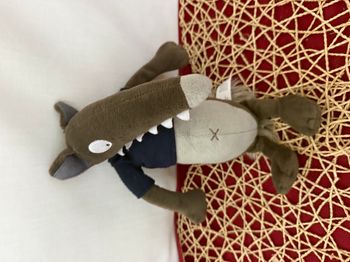 La peluche loup de taille moyenne
