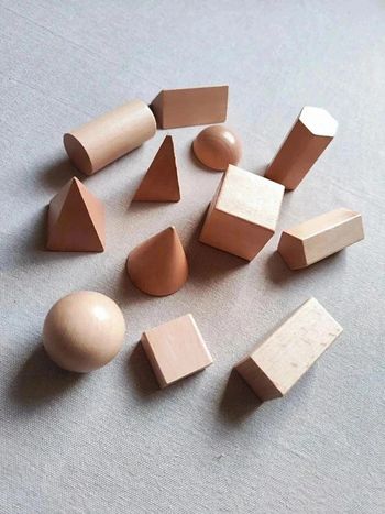12 gros solides en bois