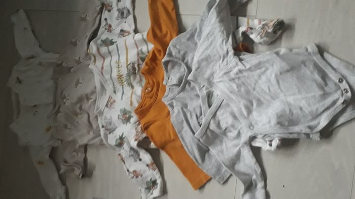 Lot de vêtement bébé 1 mois - photo numéro 2