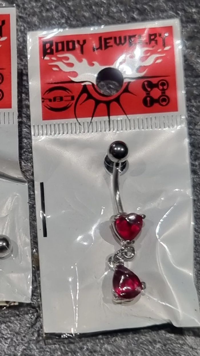 Piercing coeur rouge