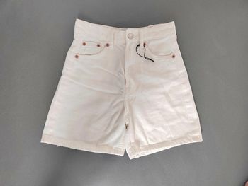 Short / bermuda Zara
Coton
Blanc
Taille 32
Neuf avec étiquette