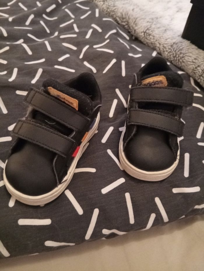 Basket adidas taille 19 - photo numéro 1