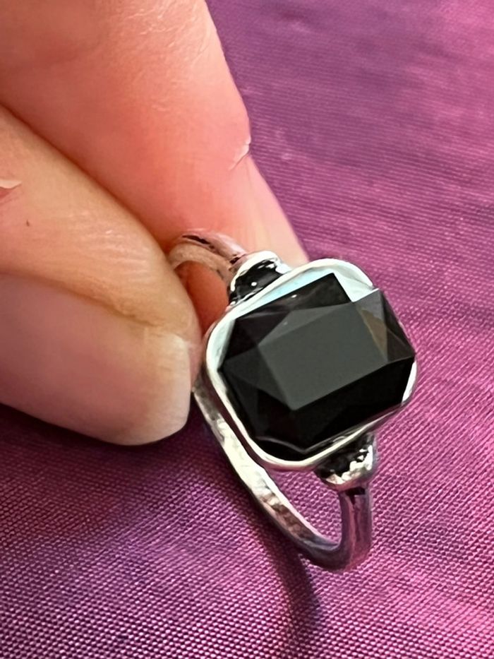 Belle bague en métal argenté avec pierre noire T. 57 femme TBE - photo numéro 3