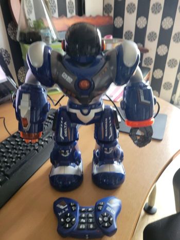 ROBOT DE COMBAT TELECOMMANDE