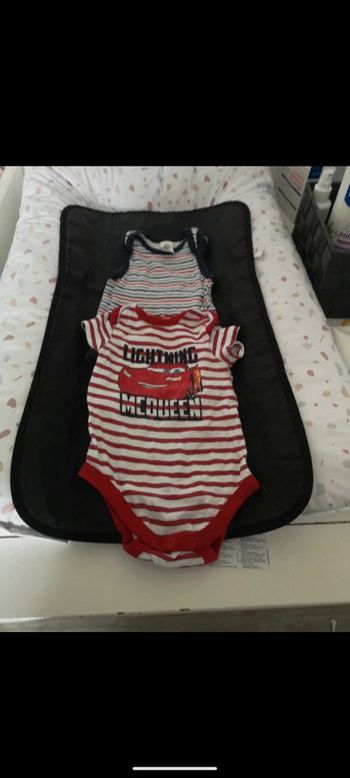 Lot bodies garçon 6/9 mois