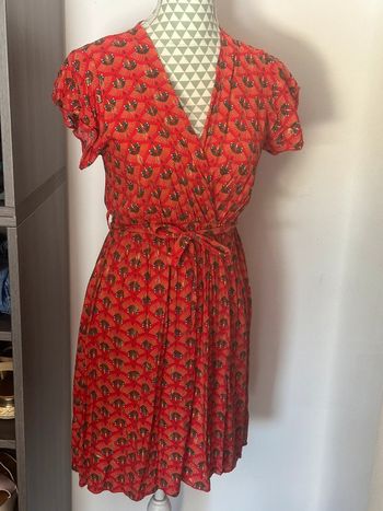 Robe rouge motifs