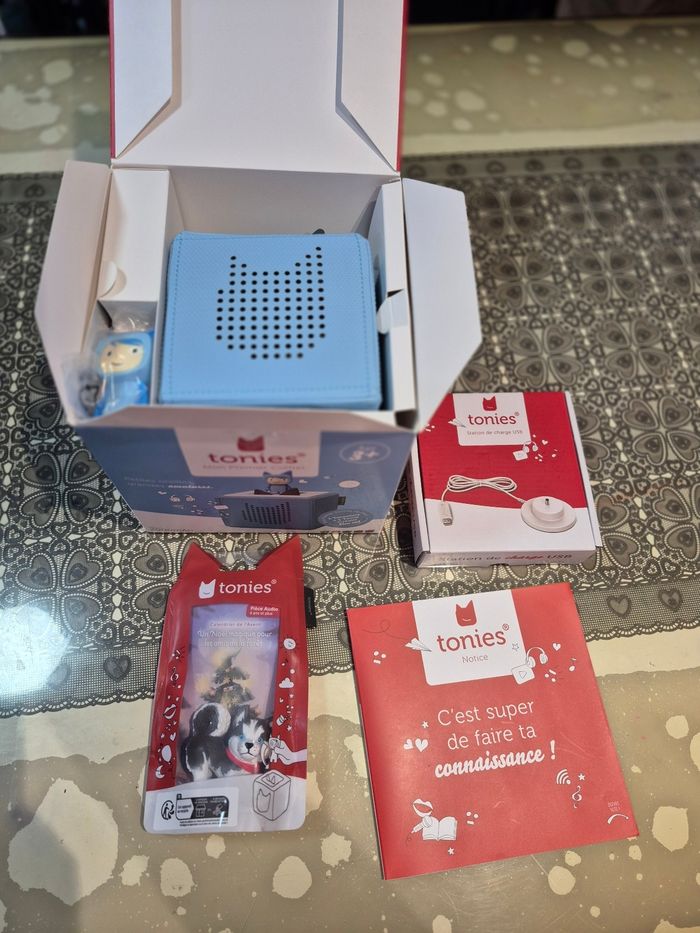 Toniebox neuve  ouvert juste pour la photo + chargeur usb neuf + 1 tonies neuf