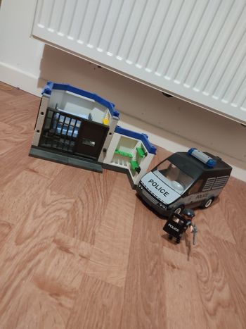 Policier playmobil