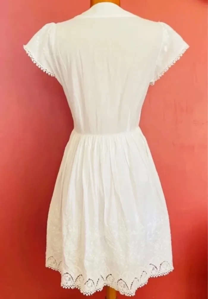 Jolie petite robe brodée blanche - photo numéro 2