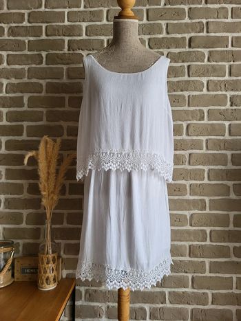 Robe bohème blanche avec volant et crochet