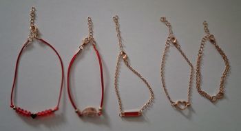 Lot de 5 bracelets fantaisie différents ajustables dorés et rouges
