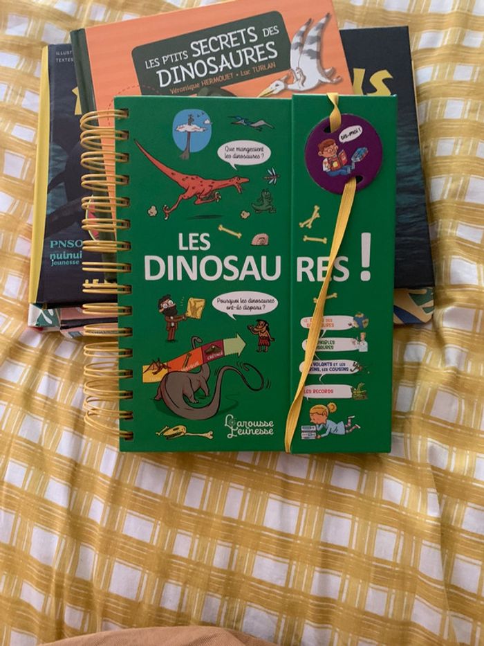 Livre docu "Les dinosaures" / Larousse jeunesse