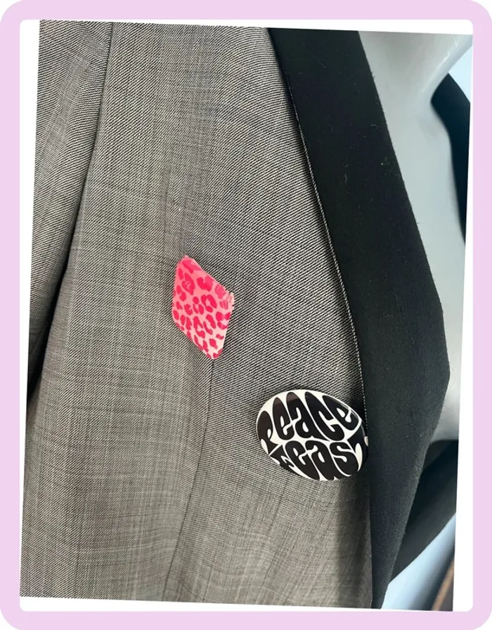 Blazer gris Sandro taille 36 avec pins décoratifs - photo numéro 2