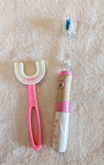 Lot brosses à dents enfant : 1 manuelle silicone "U" + 1 électrique Seago Girafe