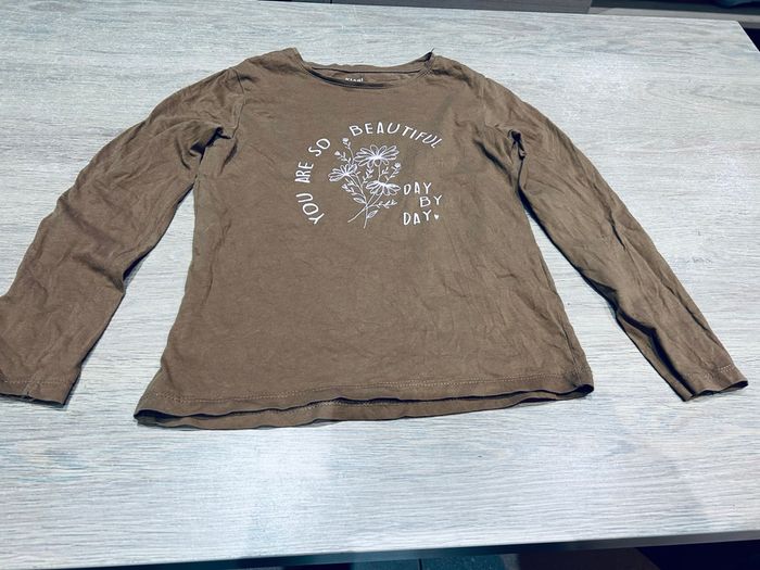 Teeshirt manches longues marron claire avec écriture rose 8 ans