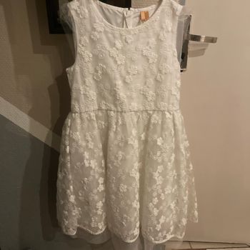 Bonjour je vendre la robe de ma fille et trop petit