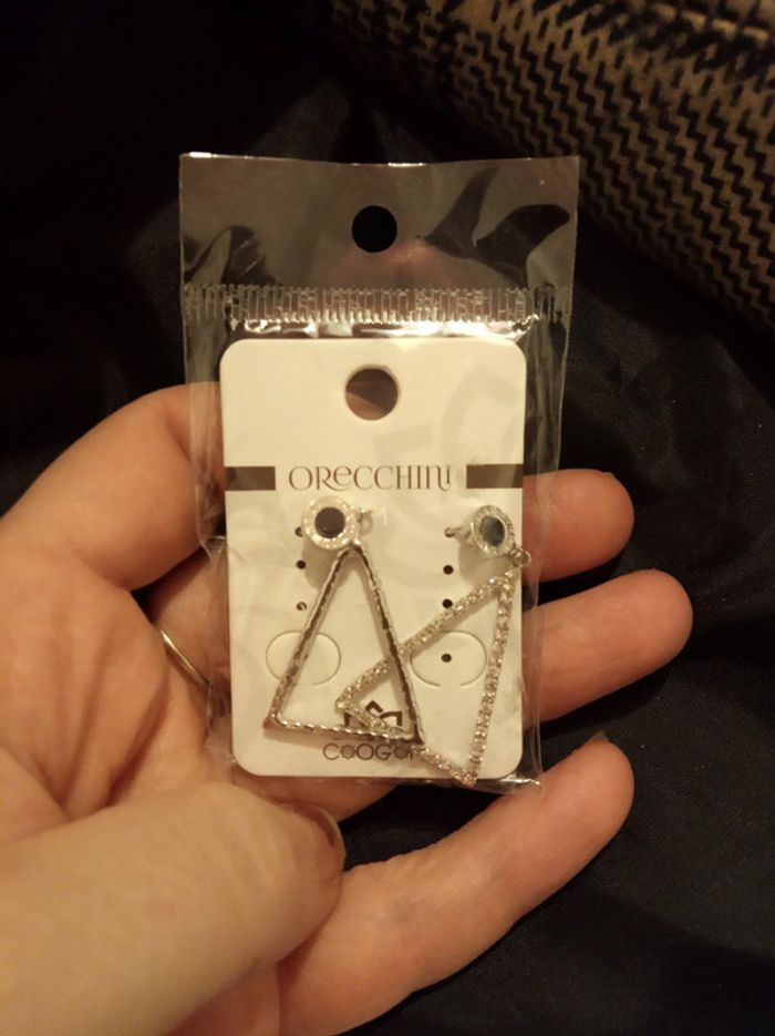 Boucles d'oreilles avec pendants triangulaires avec strass neuves