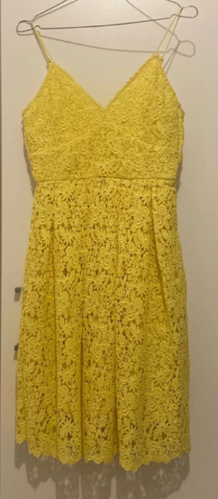 Robe jaune en dentelle