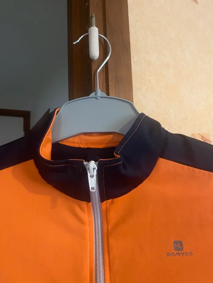 Veste de survêtement garçon Domyos – Taille 12 ans – Très bon état & look sportif 🧡🖤 - photo numéro 4