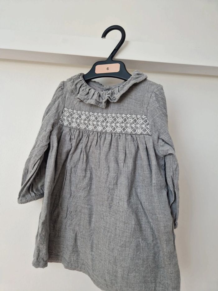 Robe gris détails broderie blanc 9mois très bon état Kiabi - photo numéro 2