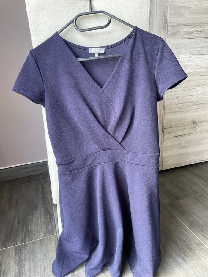 Robe bleu marine, avec de légères, paillettes taille38