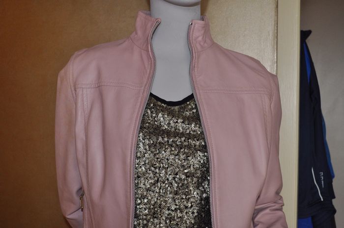 Veste en cuir rose pâle