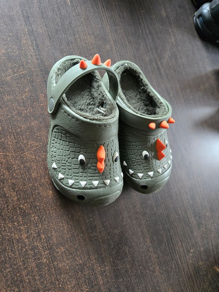Chausson fourré dinosaure taille 24, style crocs - photo numéro 2