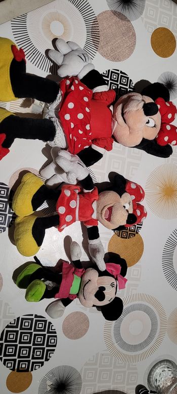 3 peluches minnie