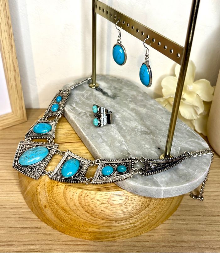 Parure bijoux turquoise argentée neuve – collier plastron, bague et boucles d’oreilles style western amérindien - photo numéro 3