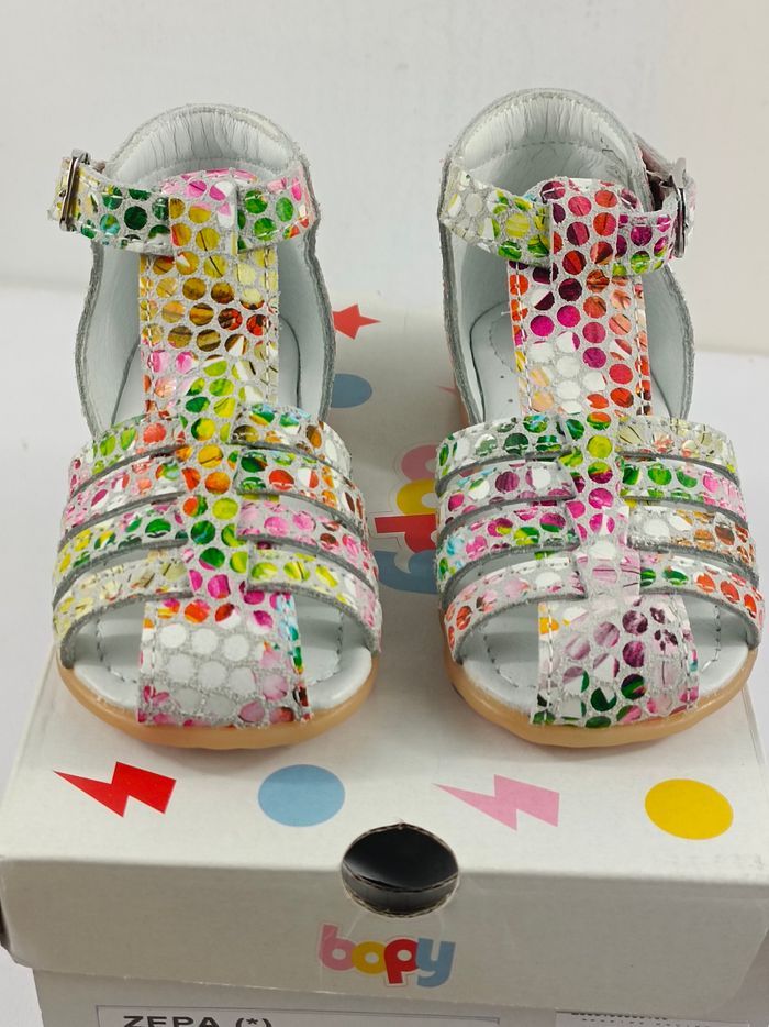 Sandale fille taille 22 de marque bopy
Matière cuir avec voûte plantaire
Fermeture par boucle - photo numéro 3