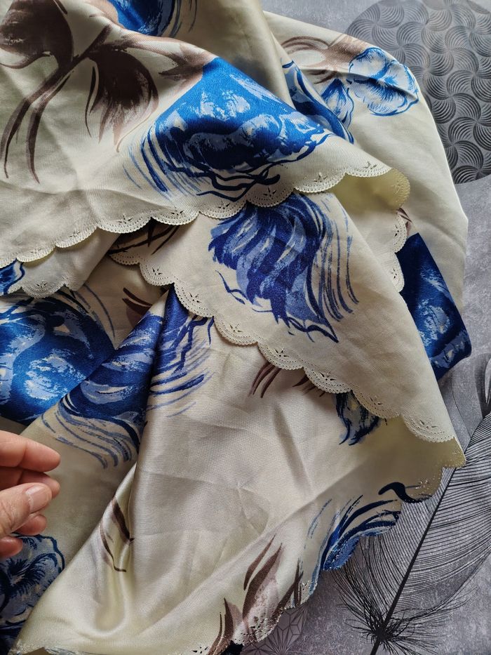 Très jolie nappe ronde en tissu