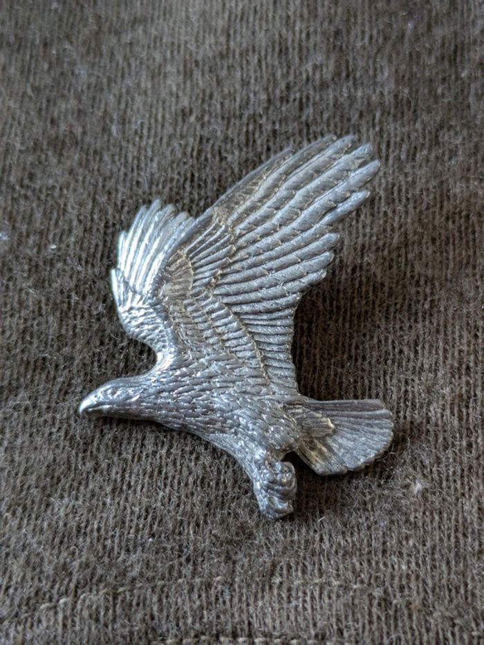 Pin's aigle 🦅 signé Brown en étain