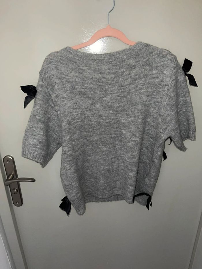 Pull manche courte gris avec nœuds noirs – Taille unique – Neuf jamais porté ! - photo numéro 2