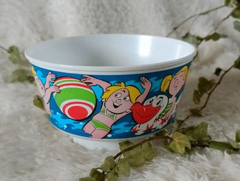 Bol en plastique vintage enfants à la mer