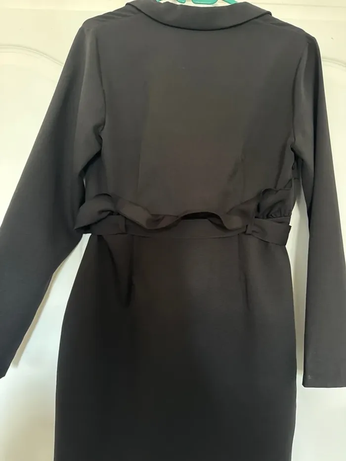 Robe blazer noire ceinturée à volants à la taille - photo numéro 6