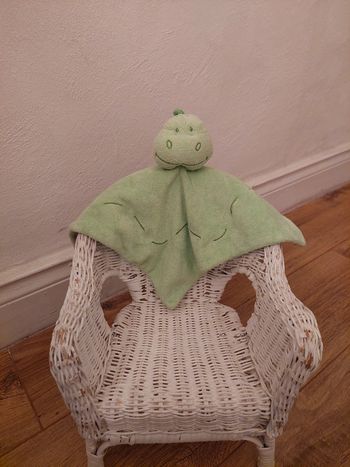Doudou plat carré dino vert Bengy