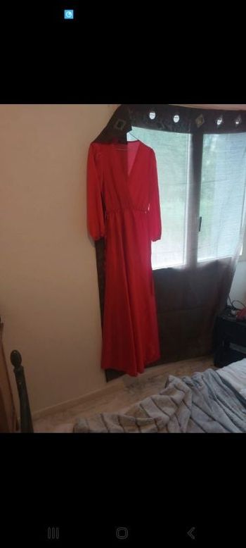 Robe en satin rouge