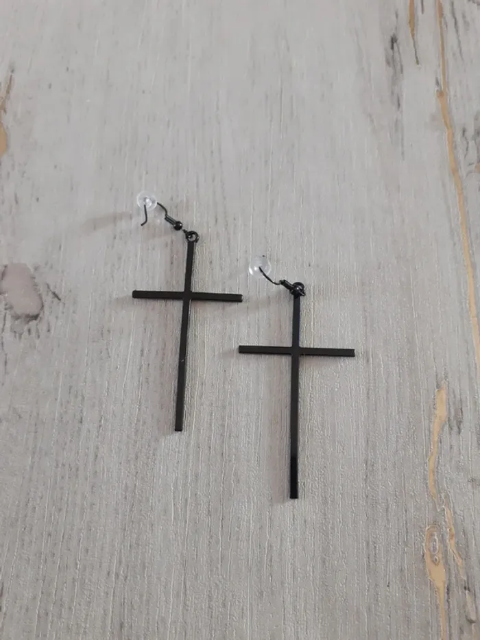 Boucles d'oreilles croix noires