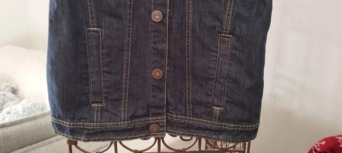 Veste en Jean avec poches Kiabi. Très bon état. Taille 12 ans - photo numéro 5