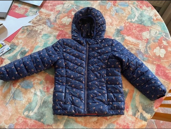 Blouson doudoune bleue marine à fleurs
