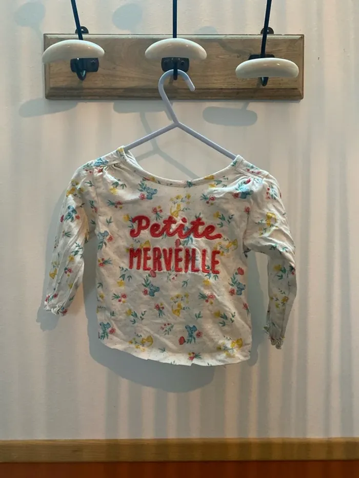 T-shirt fleuri mots d’enfants