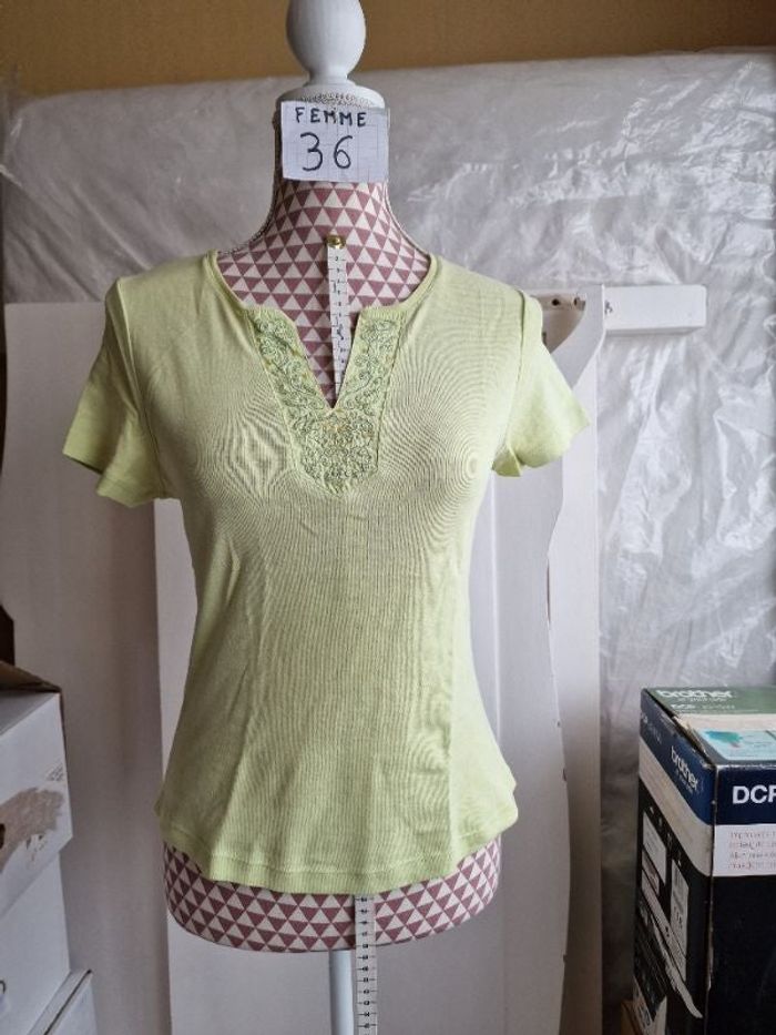 Tee-shirt, jaune, à motif sur col,en coton, en très très bon état, longueur 54cm, marque Armand Thie