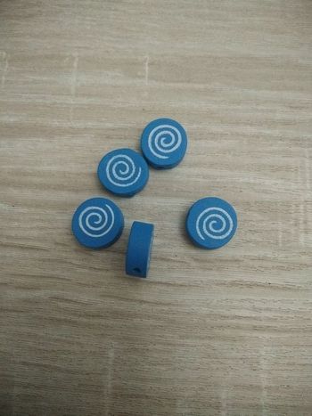 1 lot de 5 perles bois bleu